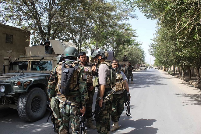 قوات الأمن الأفغانية تتجمع في أحد شوارع قندوز